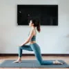 joven belleza asiática haciendo yoga en casa