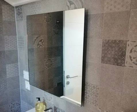 El calentador de espejo proporciona una solución eficiente de doble propósito, baja energía para baños